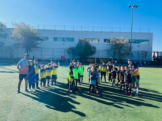 Niños en entrenamiento con profesores de Matias Soccer Club